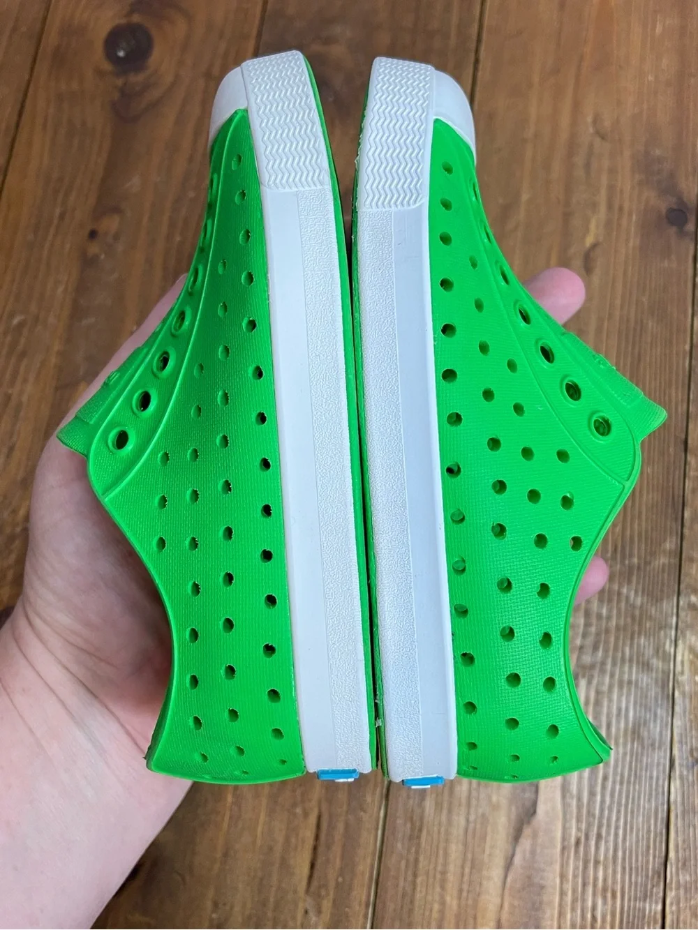 Native shoes size 9 Jefferson style foam sneakers green - damaged